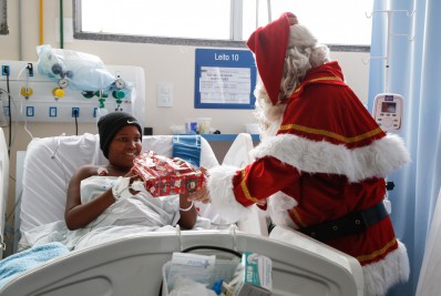 Papai Noel leva presentes para crianças internadas no Hospital Souza Aguiar