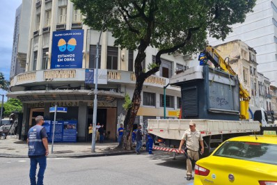 Banca de jornal abandonada é removida na Praça Tiradentes 
