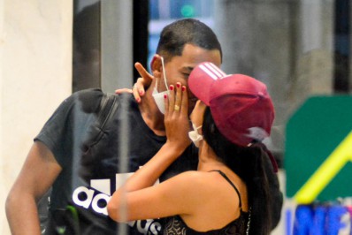 Bia Miranda beija muito o namorado ao desembarcar no Rio