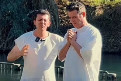 Em tratamento contra o câncer, Celso Portiolli se batiza no rio Jordão: 'Extraordinário'