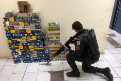 Carga de cigarros roubada é recuperada pela PM em Cabo Frio