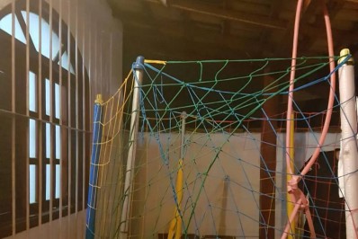 Grávida salta do segundo andar de prédio para fugir de agressor e pula-pula amortece a queda