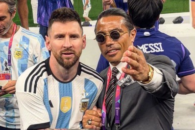 Copa do Mundo: Fifa investiga o acesso do chef da carne folheada a ouro ao campo durante a festa da Argentina