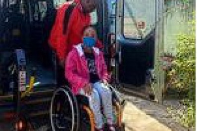 Prefeitura disponibiliza van adaptada para o transporte de pessoas com deficiência que visitam o Natal Iluminado em Araçatiba