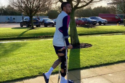 Gabriel Jesus posa de muletas após lesão que o tirou da Copa: 'Progredindo'