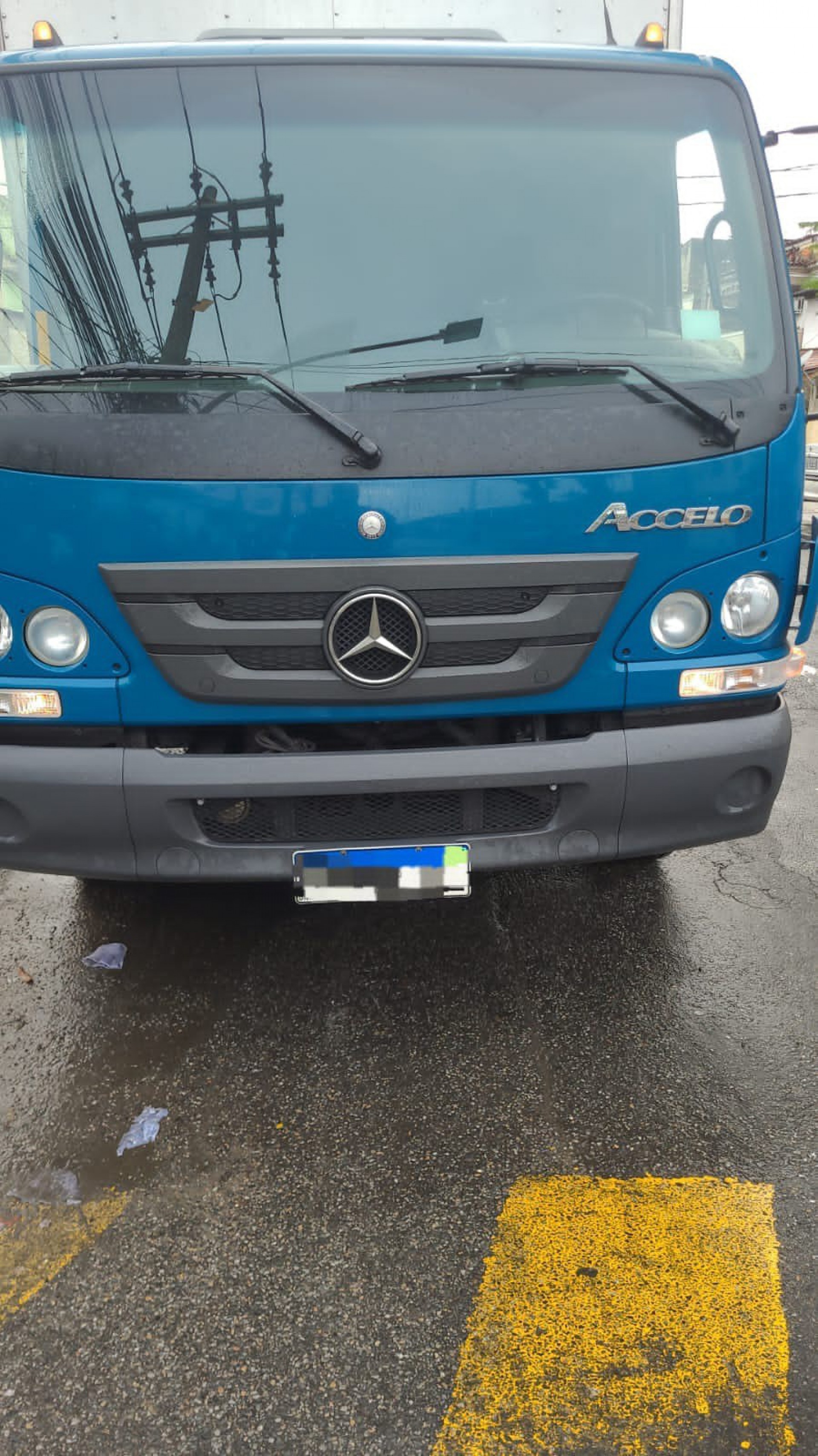 Policiais militares da 22&ordm;BPM (Mar&eacute;) recuperaram um caminh&atilde;o que estava sendo assaltado em Ramos, Zona Norte do Rio