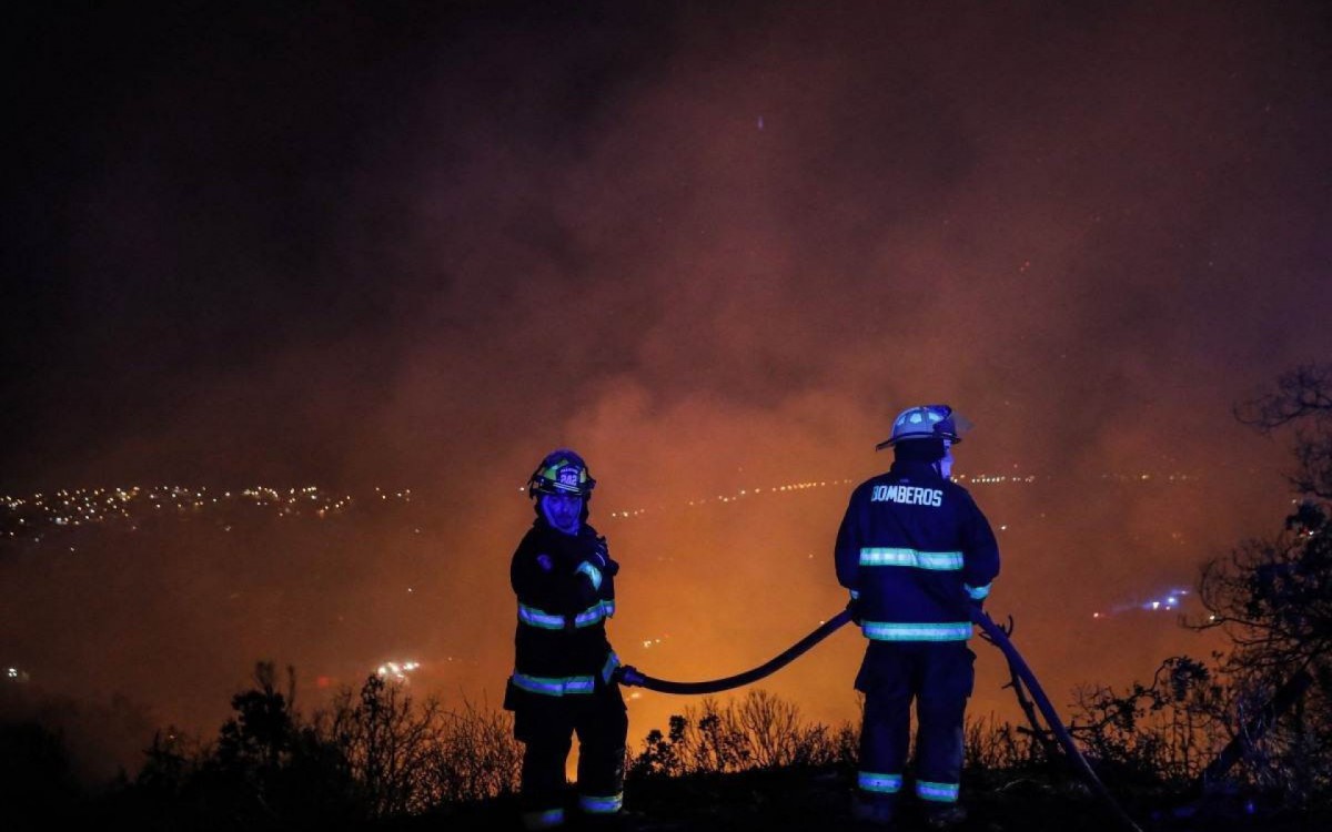 Especialista afirma que serão necessários pelo menos dois dias para controlar as chamas - Javier Torres/AFP