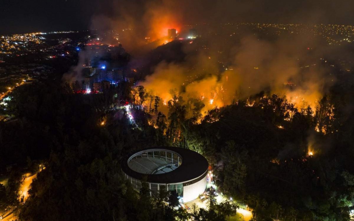 Alguns moradores deixaram a região pelo Quinta Vergara, teatro onde acontece anualmente o Festival Internacional da Canção de Viña de Mar - Javier Torres/AFP
