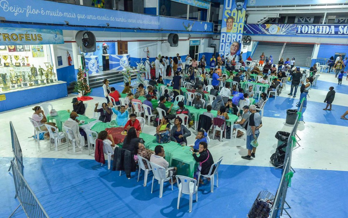 150 pessoas em situa&ccedil;&atilde;o de rua aproveitaram o delicioso jantar oferecido pela Beija-Flor de Nil&oacute;polis