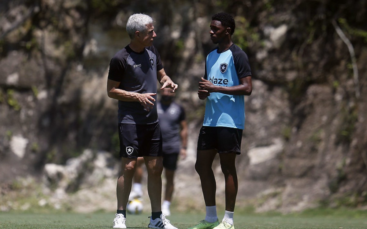 Luís Castro e Jeffinho conversam durante treino do Botafogo