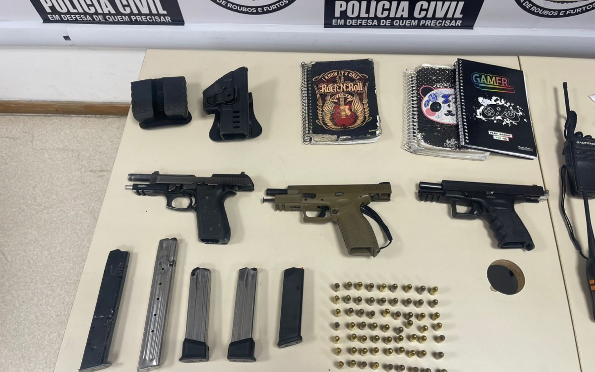 Com o grupo, os agentes apreenderam tr&ecirc;s pistolas, muni&ccedil;&otilde;es, carregadores, r&aacute;dios transmissores, drogas e cadernos com anota&ccedil;&otilde;es do tr&aacute;fico
