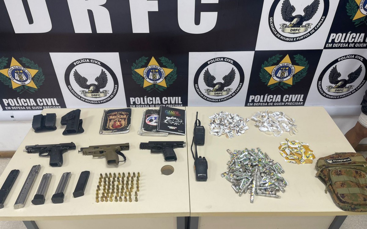 Dois homens morreram e outros dois foram presos ap&oacute;s entrar em confronto com policiais da Delegacia de Roubos e Furtos de Cargas (DRFC), na &uacute;ltima quinta-feira (22)