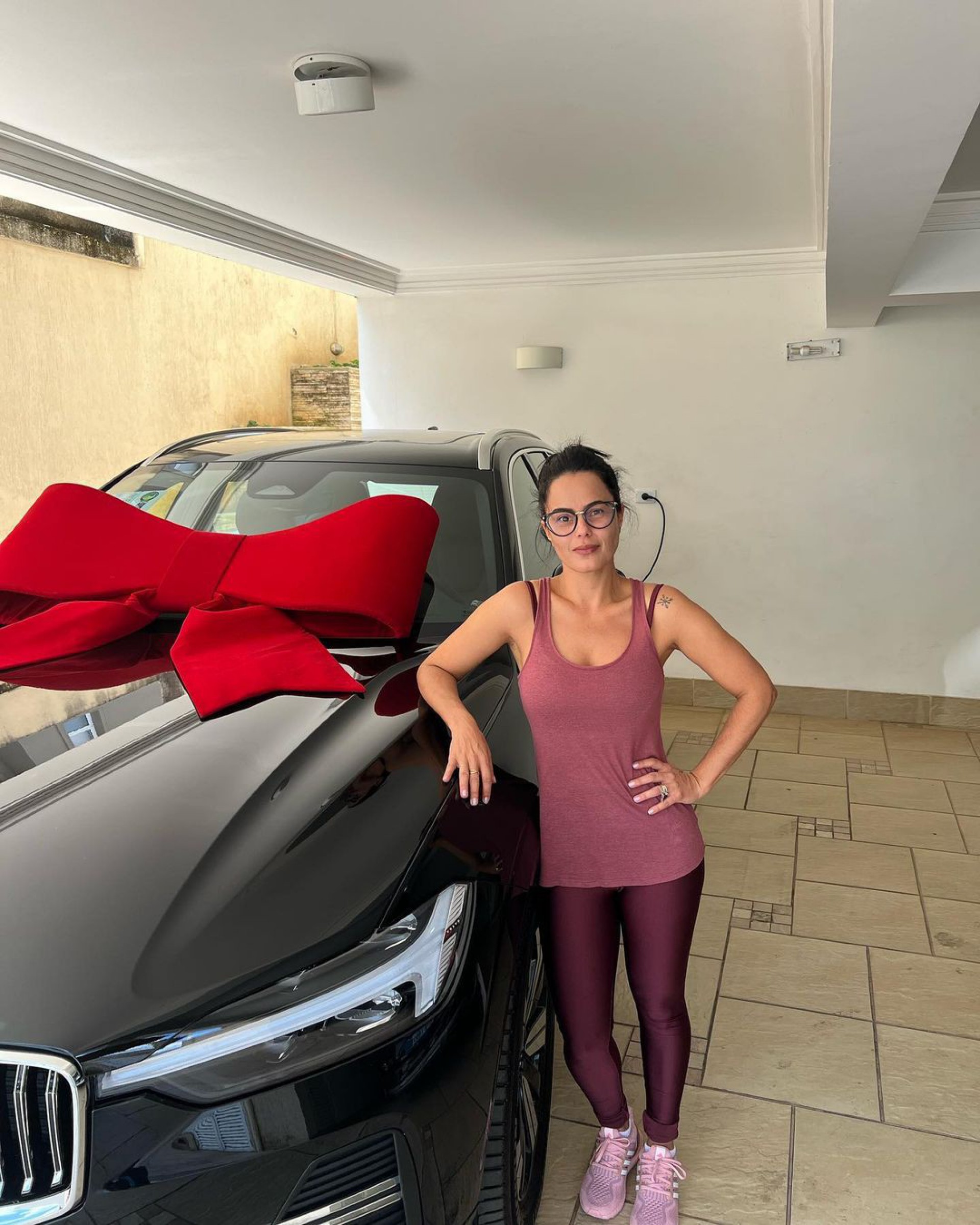 Luciele Camargo ironiza boatos de que teria quebrado carro avaliado em R$ 500 mil - Reprodução Internet