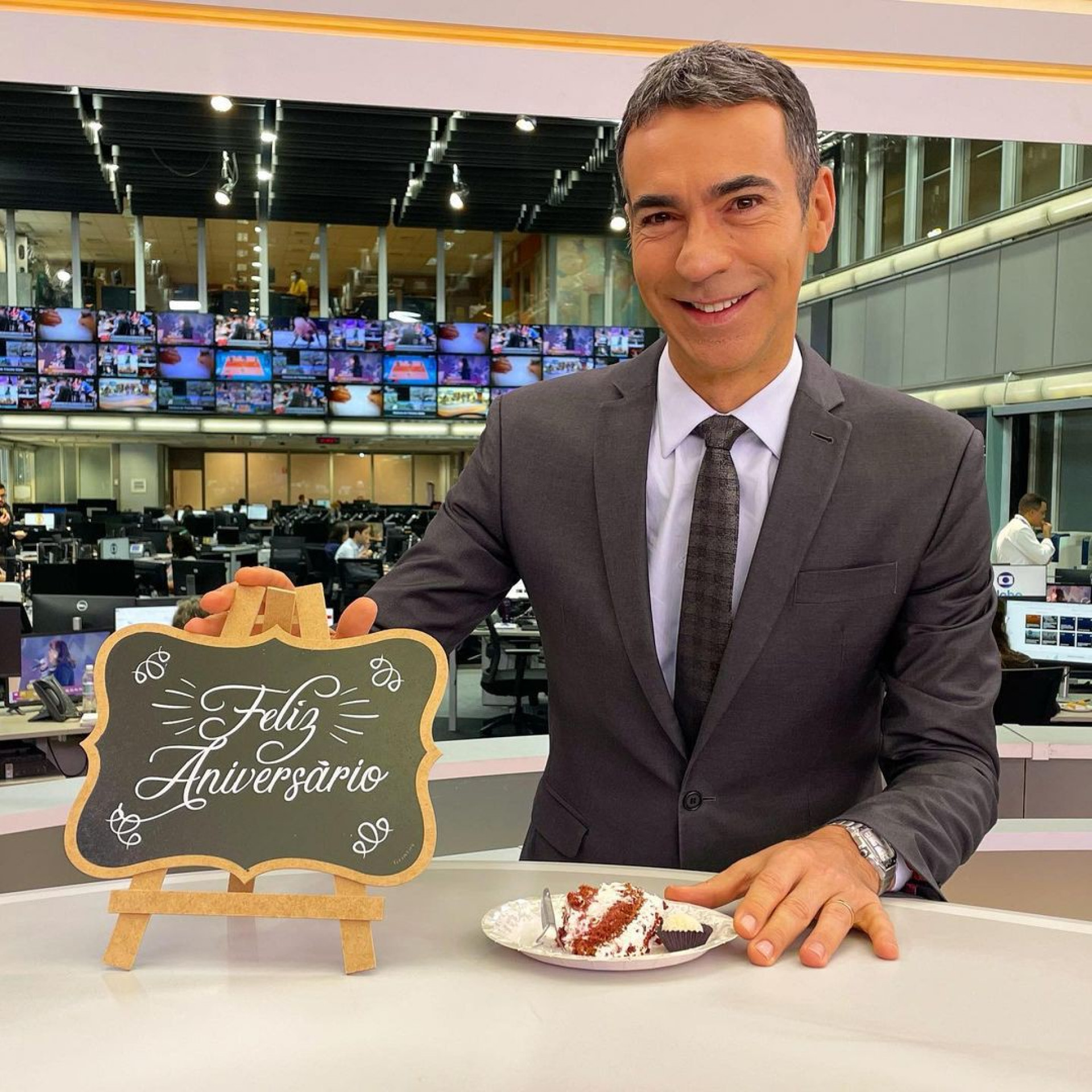 Cesar Tralli comemora aniversário dos bastidores do 'Jornal Hoje' - Reprodução Internet