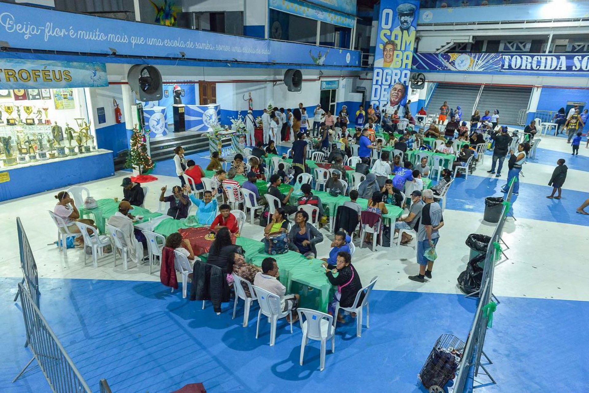 150 pessoas em situa&ccedil;&atilde;o de rua aproveitaram o delicioso jantar oferecido pela Beija-Flor de Nil&oacute;polis - Divulga&ccedil;&atilde;o / Eduardo Hollanda