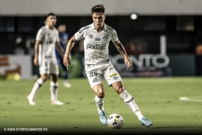 Vasco abre negociação para tentar contratar o volante Zanocelo, do Santos