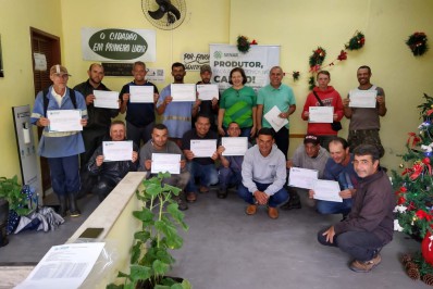 Servidores recebem certificação por conclusão de curso de operação de roçadeiras
