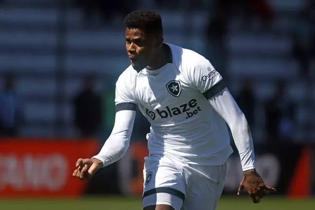 Clube japonês abaixa pedido, mas Júnior Santos não deve permanecer no Botafogo