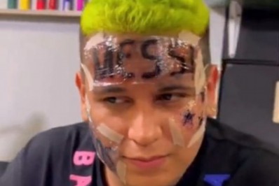 Vídeo: Torcedor homenageia Messi e tatua o nome do atacante na testa