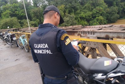 GMVR orienta motociclistas sobre estacionamento irregular em passarela