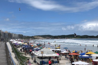 Antevéspera de Natal em Cabo Frio é marcada pela Praia do Forte cheia
