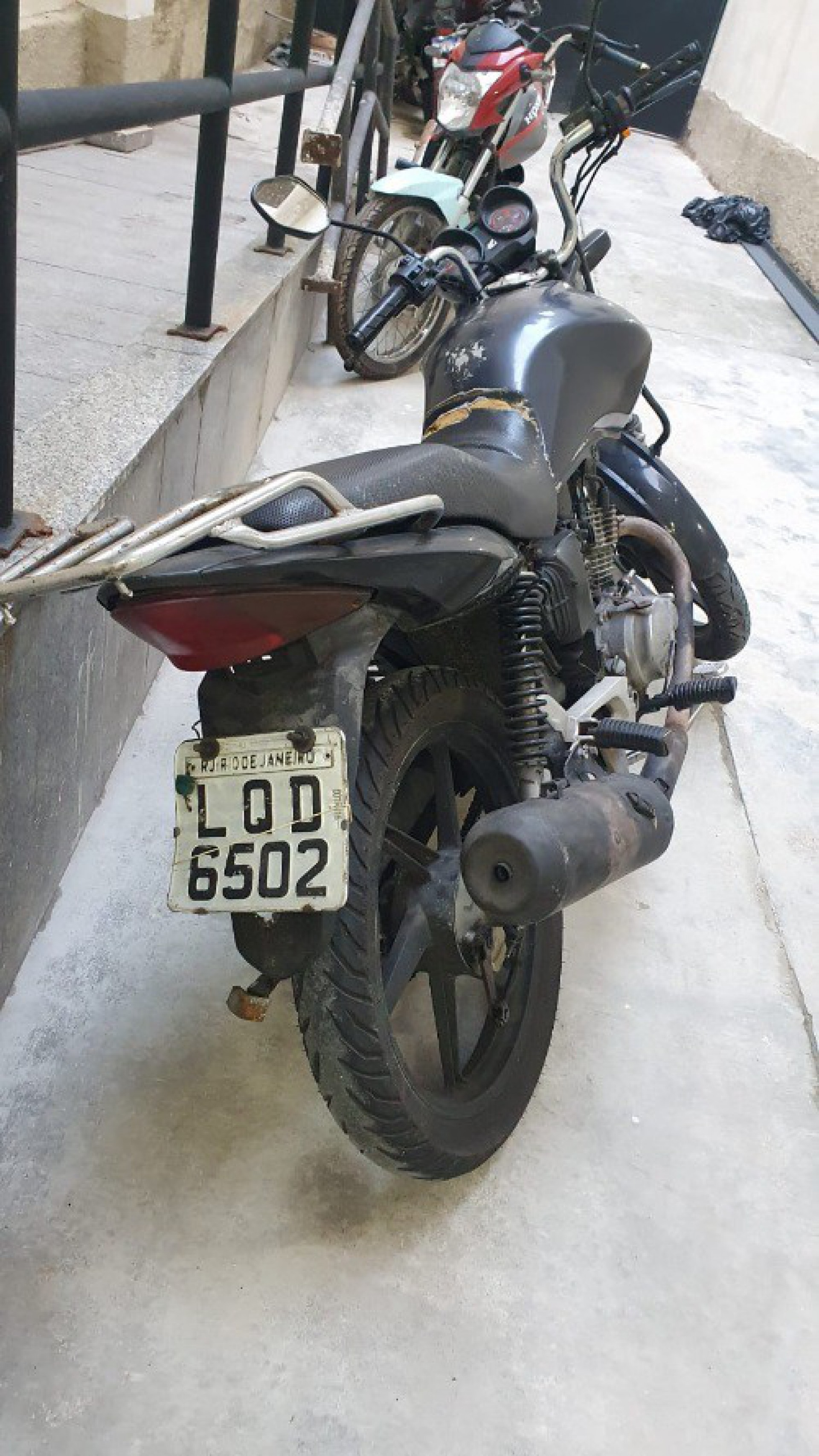 Com o suspeito, os policiais apreenderam um revólver calibre 38, uma moto e um cordão de ouro