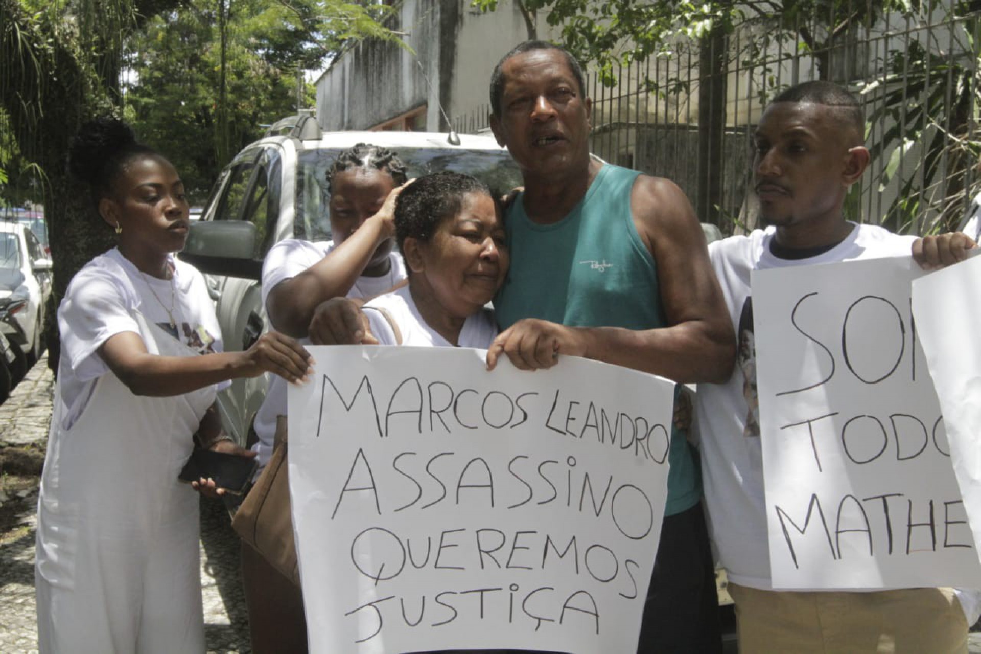 Avós de Matheus Bruno dos Santos, Denilson Ferreira Lima e Maria Teresa da Conceição Rogério afirmam que jovem era inocente - Marcos Porto/Agência O Dia