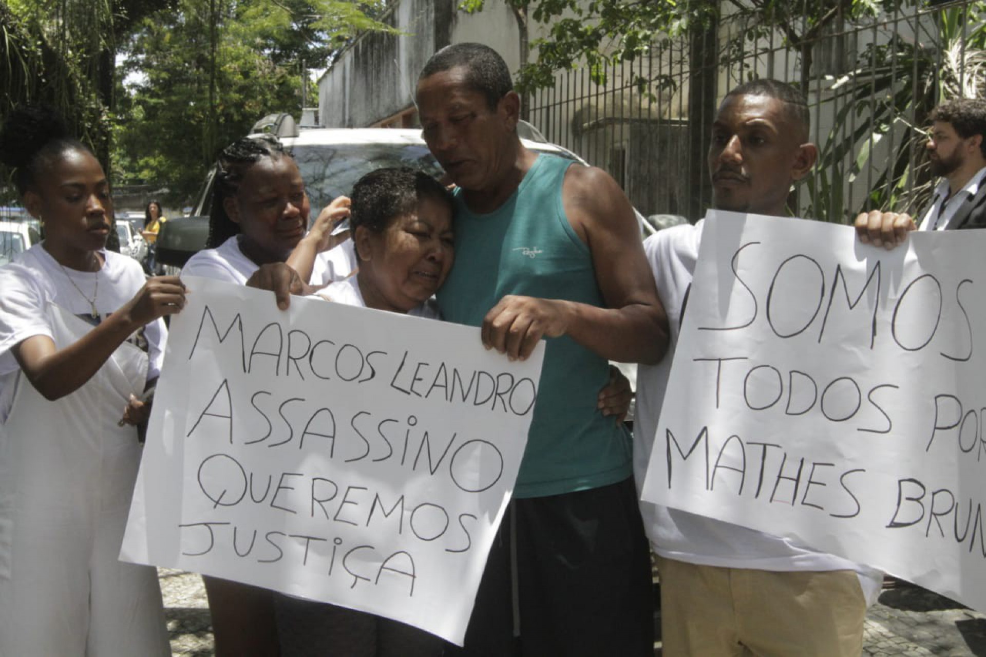 Avós de Matheus Bruno dos Santos, Denilson Ferreira Lima e Maria Teresa da Conceição Rogério pediram justiça pela morte do neto - Marcos Porto/Agência O Dia