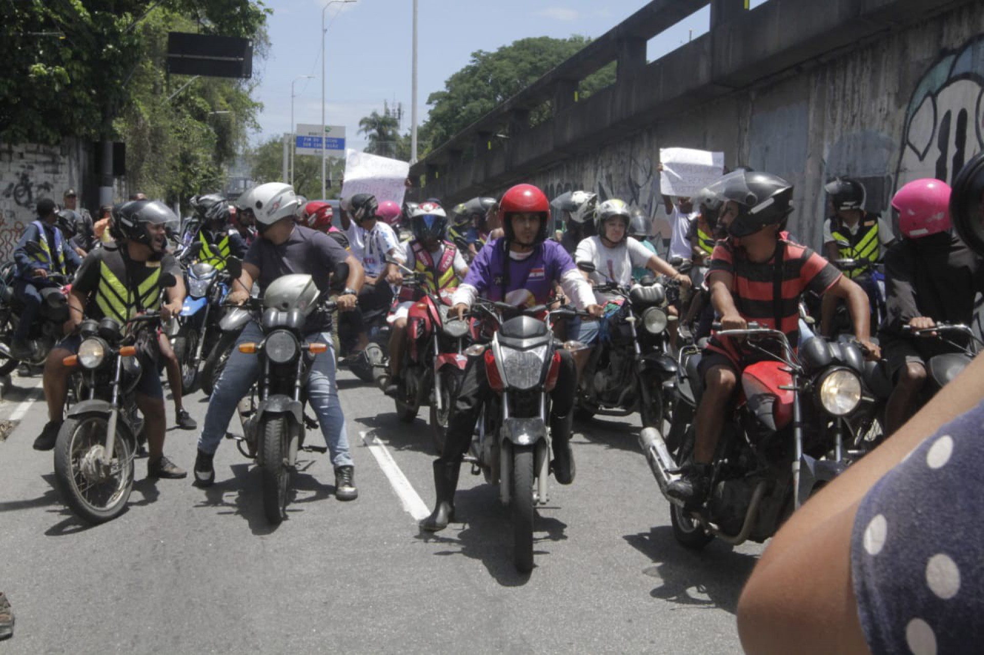 Motociclistas também participaram do ato em protesto pela morte de Matheus Bruno dos Santos, em frente a Delegacia de Homicídios de Niterói - Marcos Porto/Agência O Dia