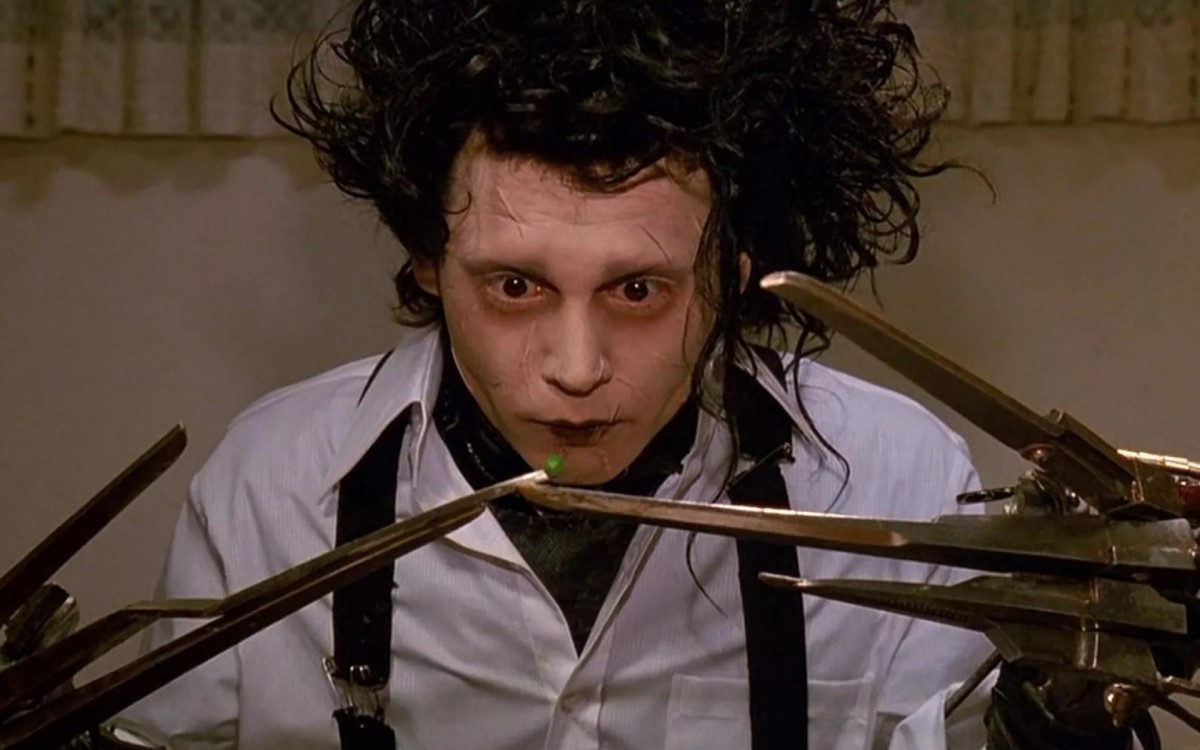 Cena do filme Edwards M&atilde;os de Tesoura, protagonizado por Johnny Depp - Reprodu&ccedil;&atilde;o