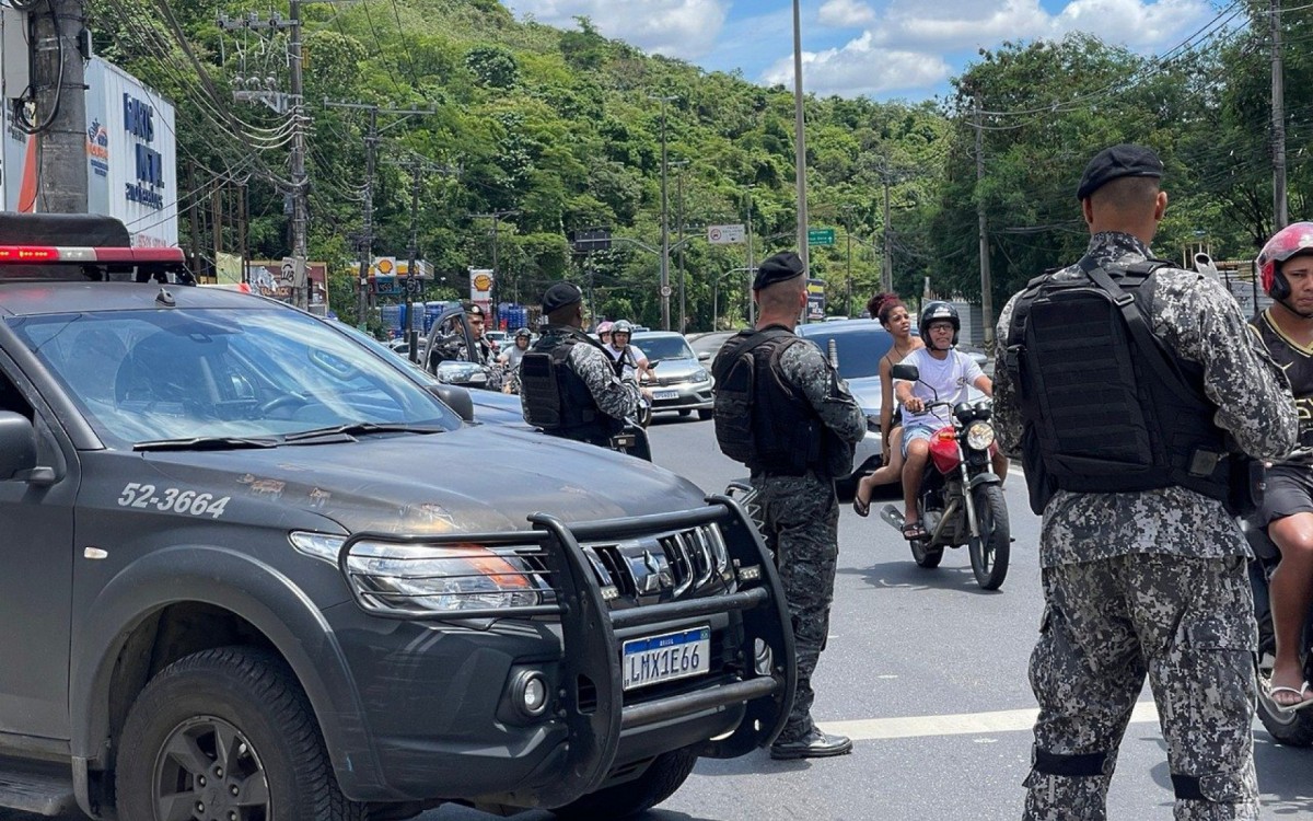 PMs do 18&ordm; BPM (Jacarepagu&aacute;) e do Batalh&atilde;o de Pol&iacute;cia de Choque (BPChq) refor&ccedil;am policiamento na regi&atilde;o