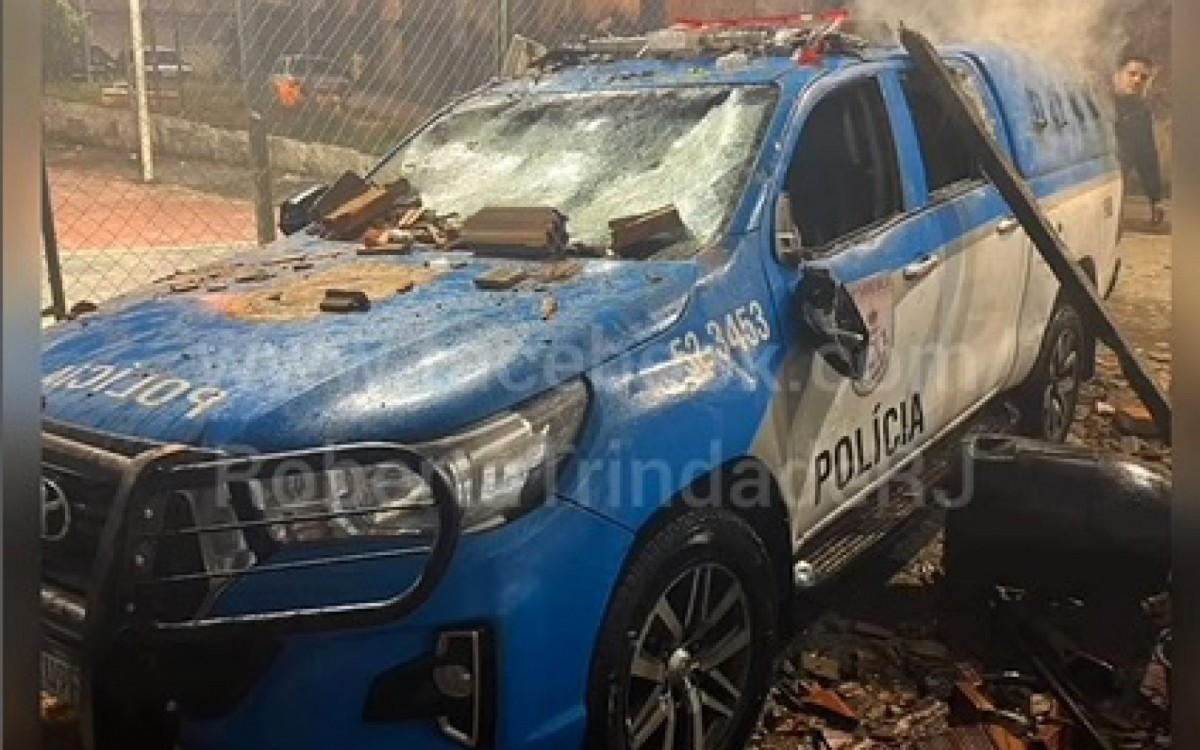 Viatura ficou destru&iacute;da ap&oacute;s criminosos atearam fogo e arremassaram paus e pedras contra o ve&iacute;culo