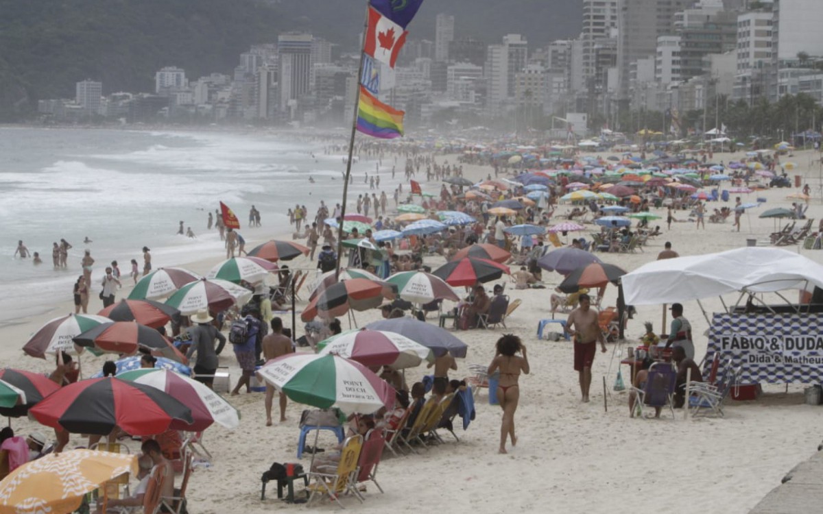 Cariocas aproveitam o s&aacute;bado (24) ensolarado na praia de Ipanema, Zona Sul do Rio