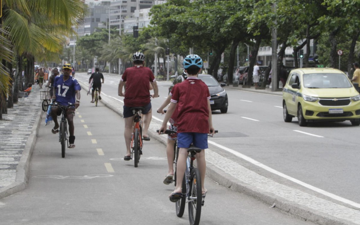 Cariocas aproveitam o s&aacute;bado (24) ensolarado na praia de Ipanema, Zona Sul do Rio