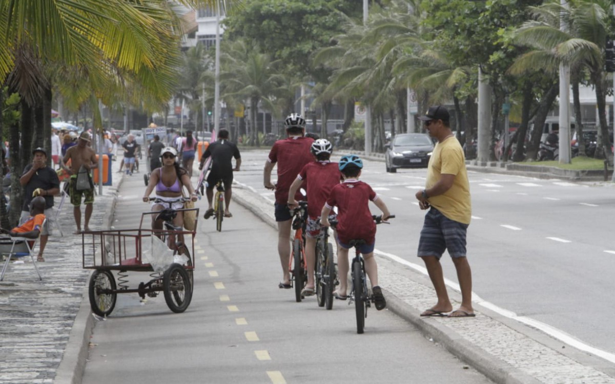 Cariocas aproveitam o s&aacute;bado (24) ensolarado na praia de Ipanema, Zona Sul do Rio