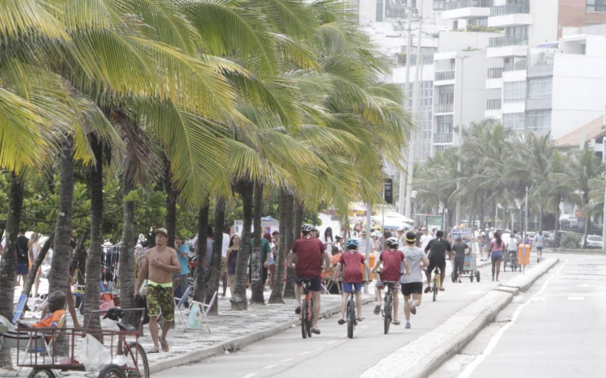 Cariocas aproveitam o s&aacute;bado (24) ensolarado na praia de Ipanema, Zona Sul do Rio
