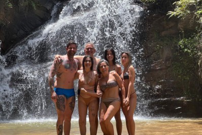 Gloria Pires e família aproveitam véspera de Natal em passeio à cachoeira