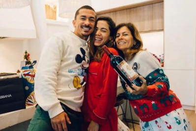 Anitta abre álbum de fotos do Natal da família