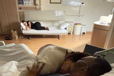 Filha de Pelé posta foto com pai no hospital: 'Seguimos aqui na luta e na fé. Mais uma noite juntos'