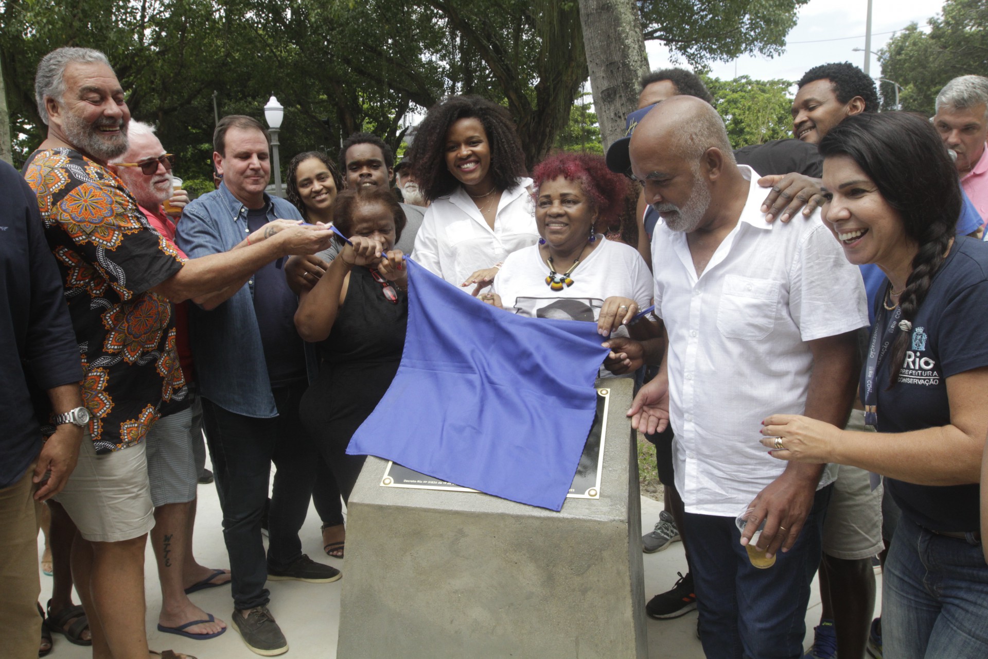 Com a ajuda de moradores e do prefeito Eduardo Paes, &Acirc;ngela levantou o pano para exibir a placa - Marcos Porto/Agencia O Dia