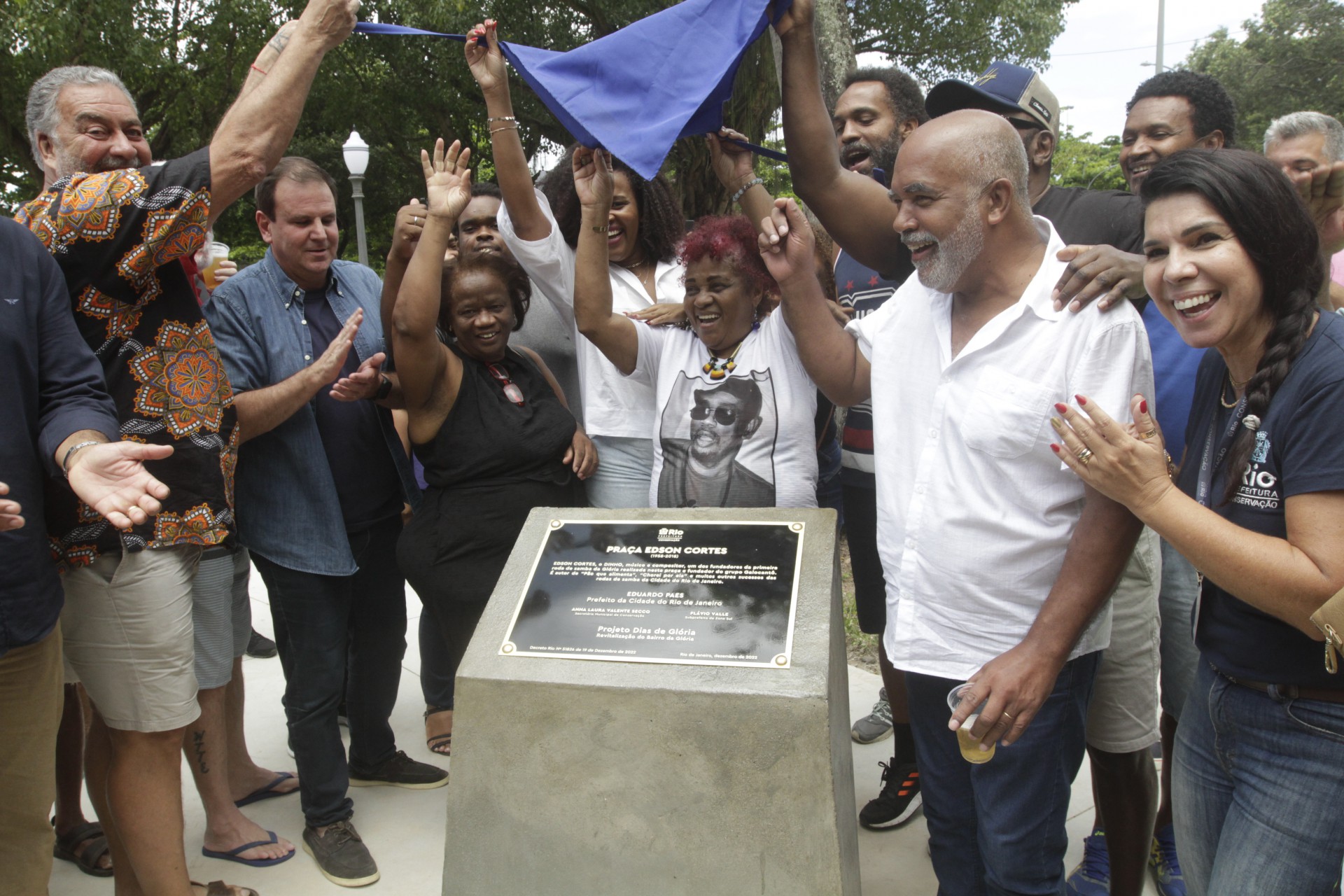 &Acirc;ngela Cortes, vi&uacute;va de Edson, exibiu a placa com o nome da pra&ccedil;a pela primeira vez - Marcos Porto/Agencia O Dia