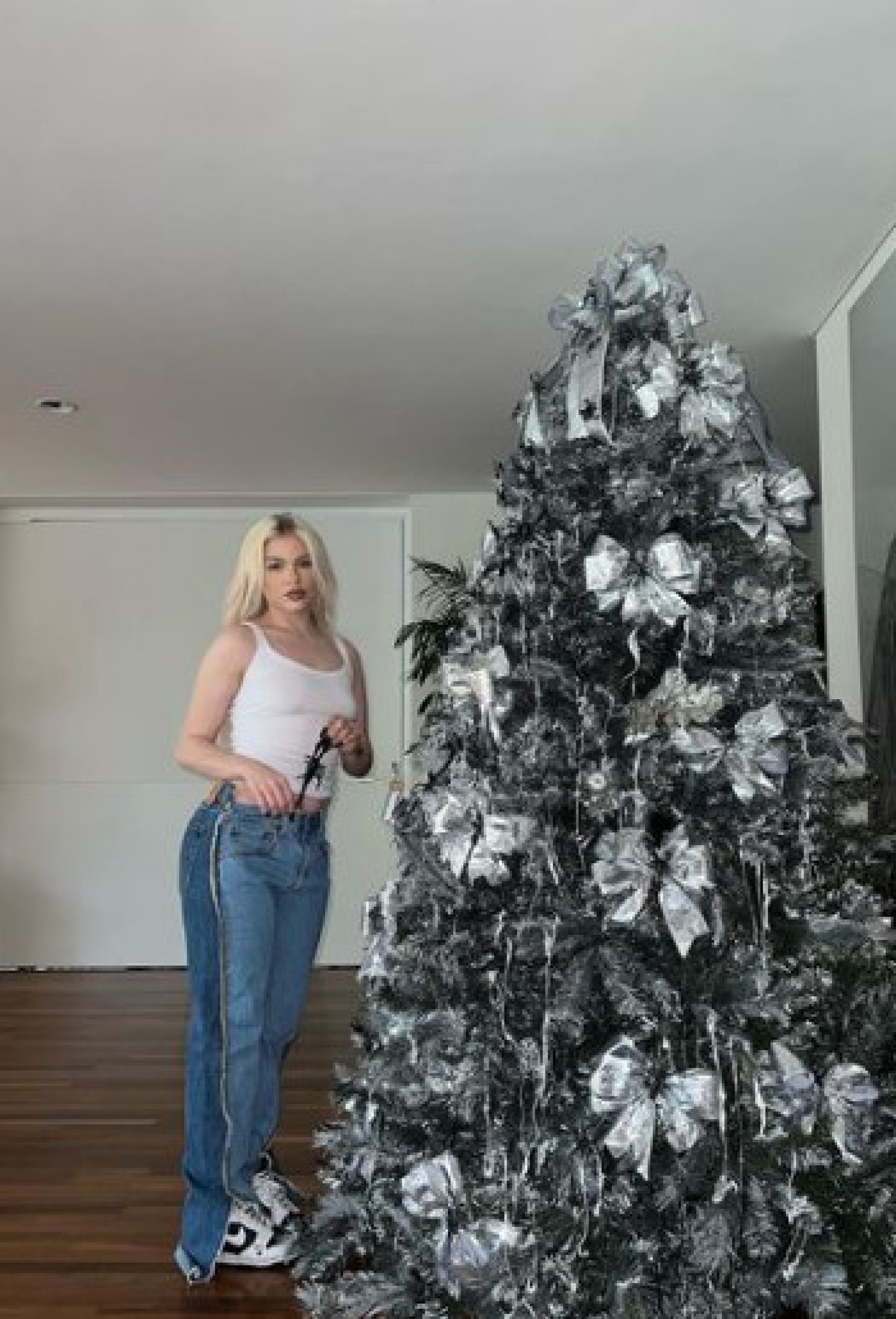 Luisa Sonza posa ao lado da sua árvore de natal prateada - Reprodução Internet