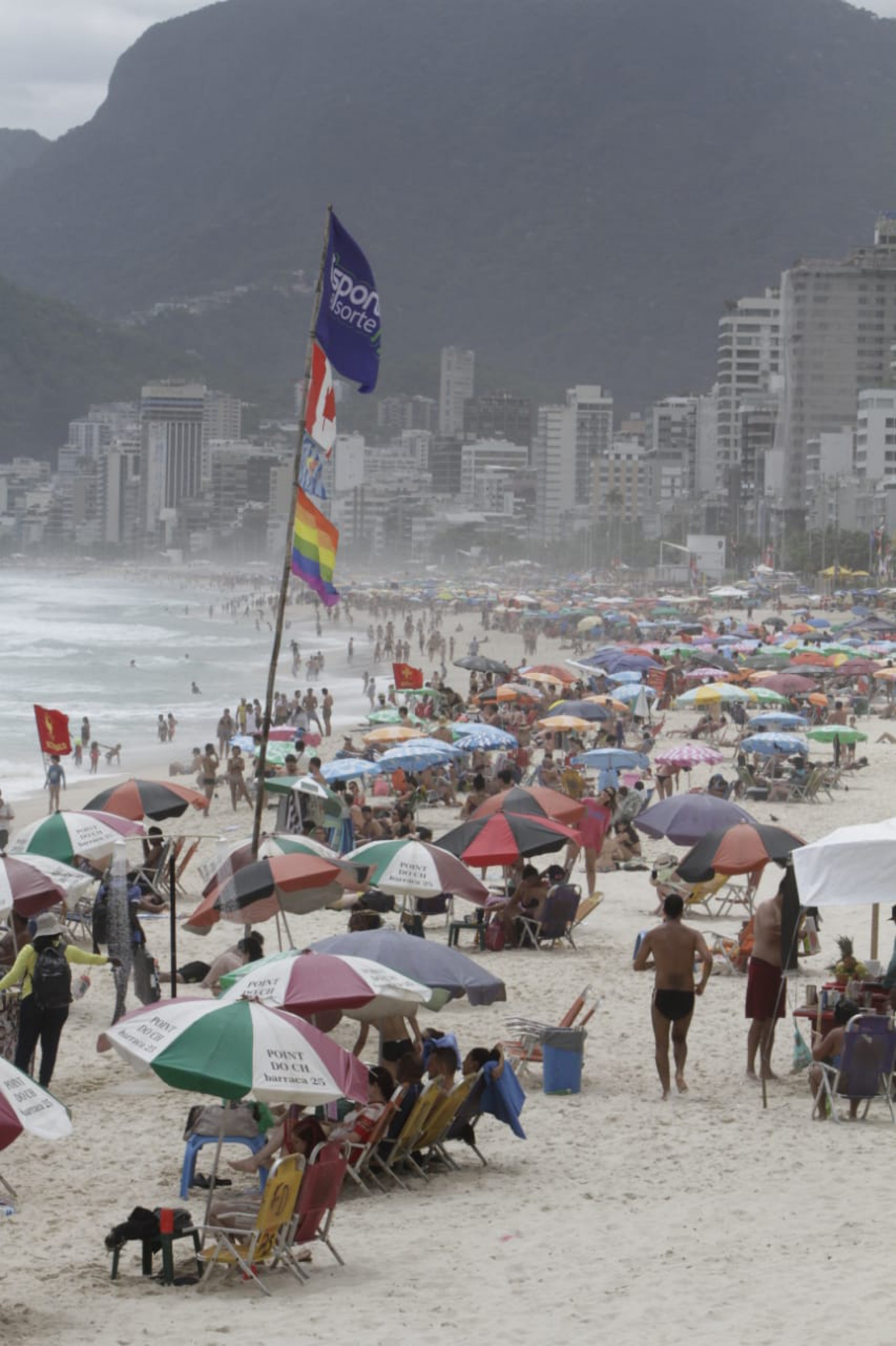 Cariocas aproveitam o s&aacute;bado (24) ensolarado na praia de Ipanema, Zona Sul do Rio