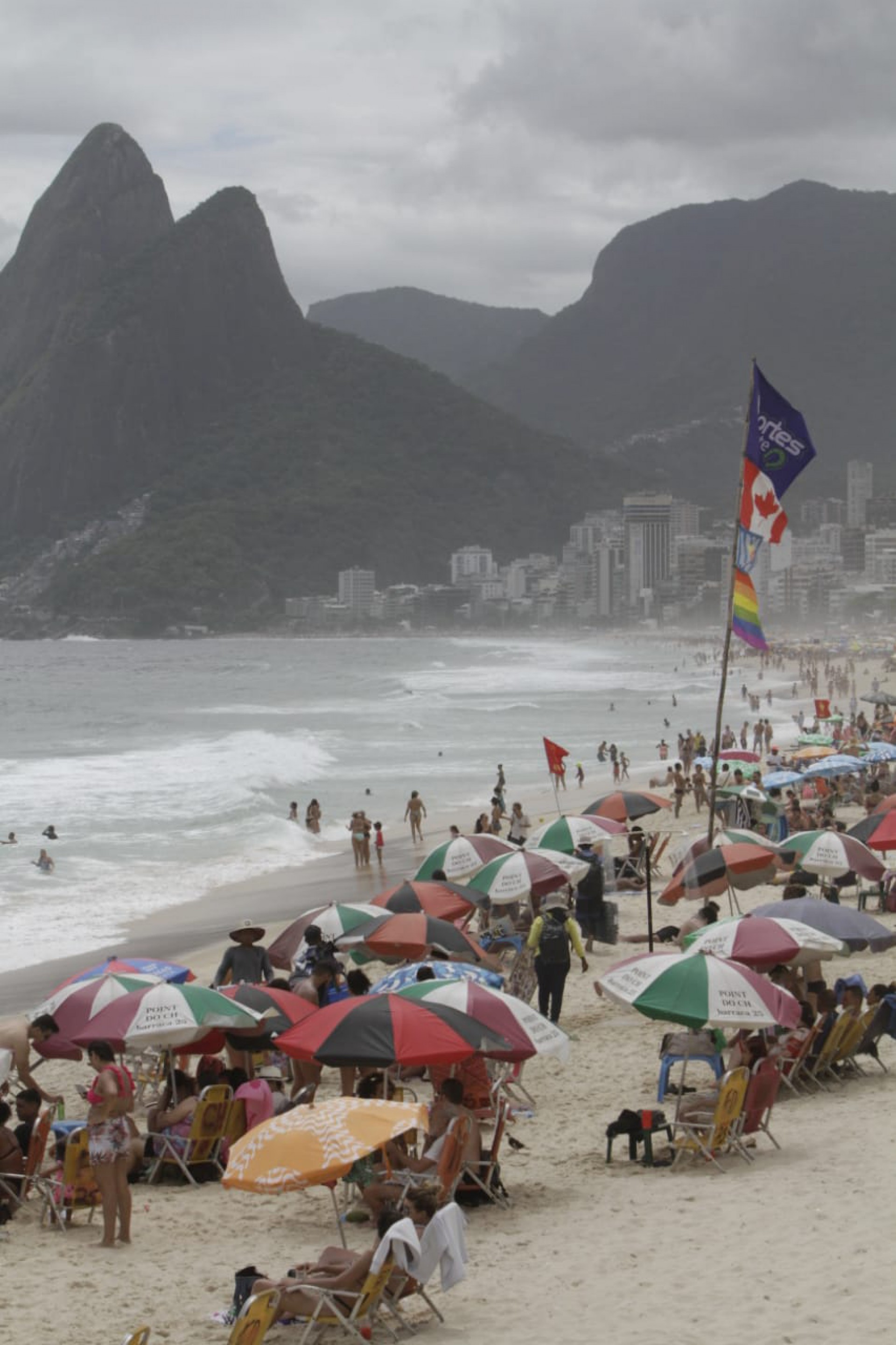 Cariocas aproveitam o s&aacute;bado (24) ensolarado na praia de Ipanema, Zona Sul do Rio