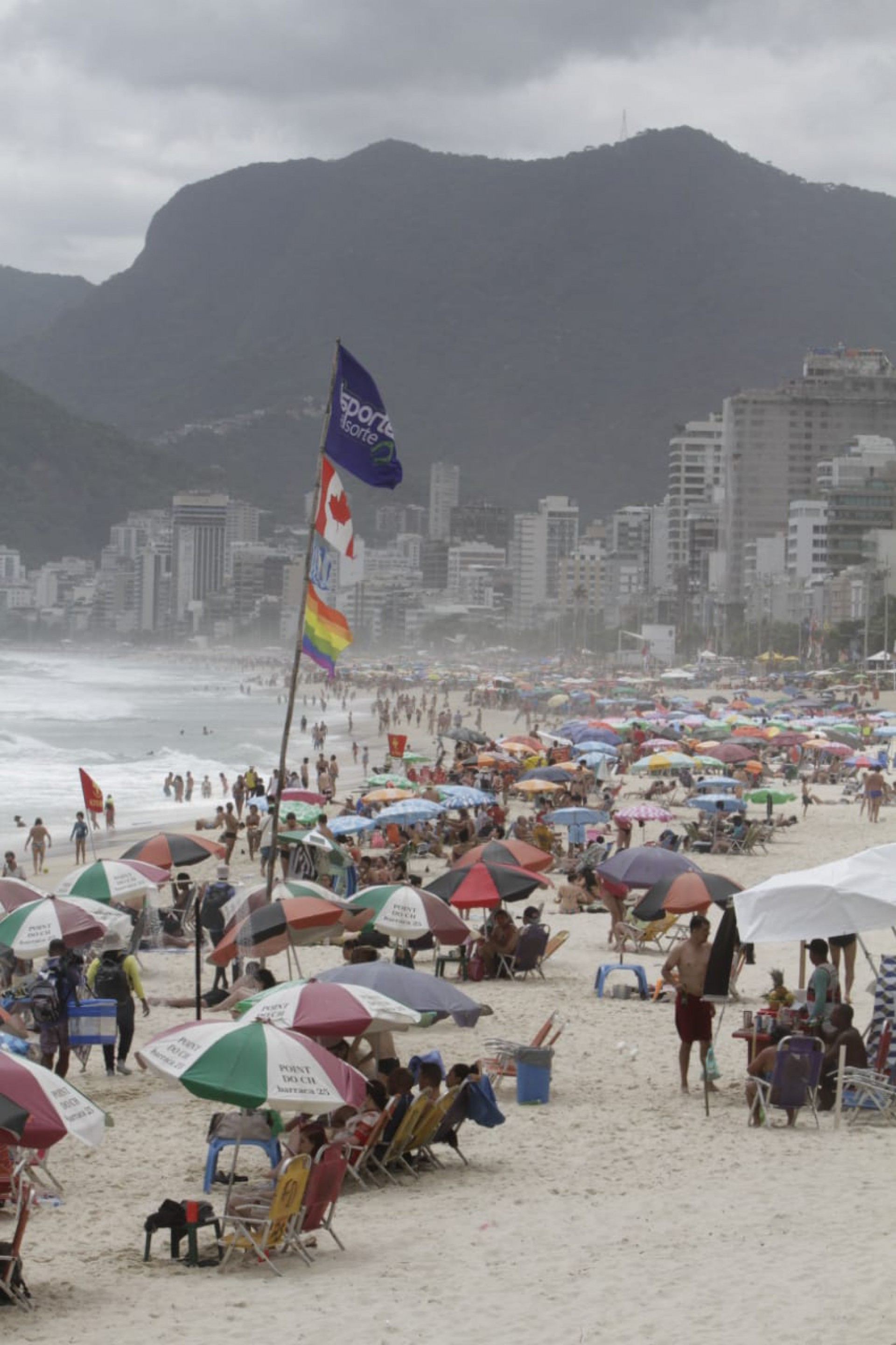 Cariocas aproveitam o s&aacute;bado (24) ensolarado na praia de Ipanema, Zona Sul do Rio