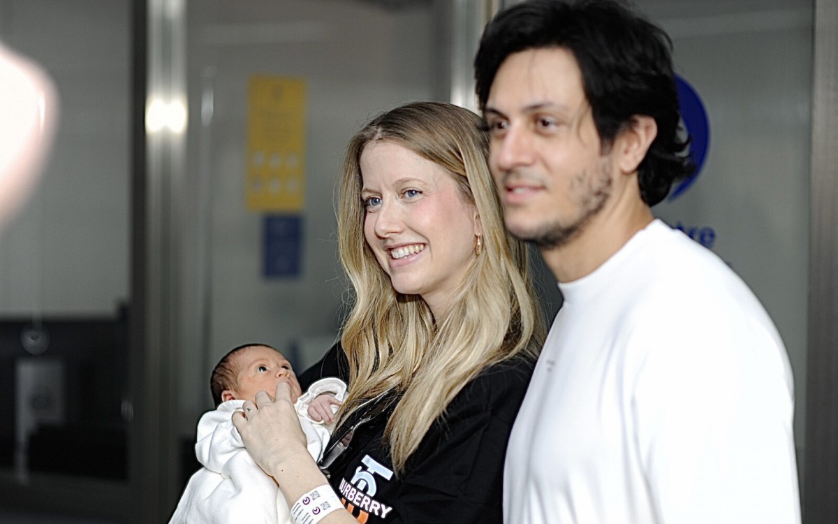  Gabriela Prioli e Thiago Mansur deixaram maternidade com sua filha Ava, em São Paulo - Eduardo Martins / Agnews