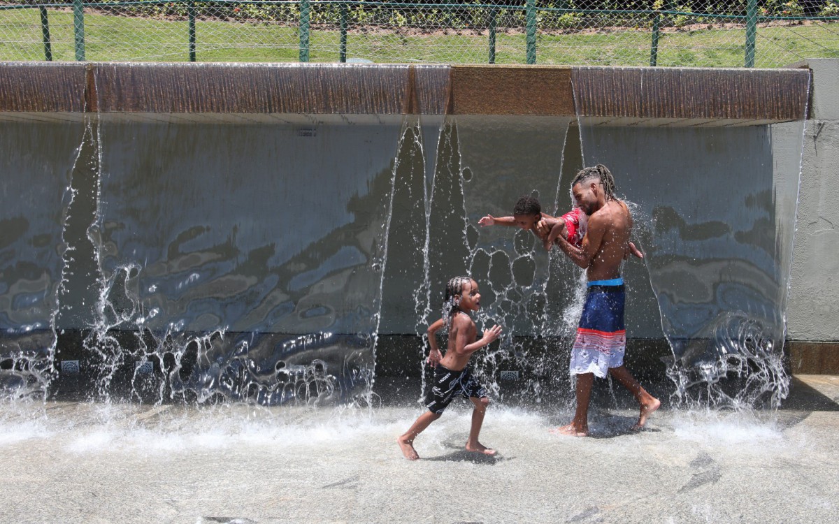Movimenta&ccedil;&atilde;o no Parque de Madureira neste domingo de Natal. Na foto: Wallace Silva dos Santos, brinca com os filhos Benjamin Silva(correndo) e &Acirc;ngelo Gabriel ( no colo).