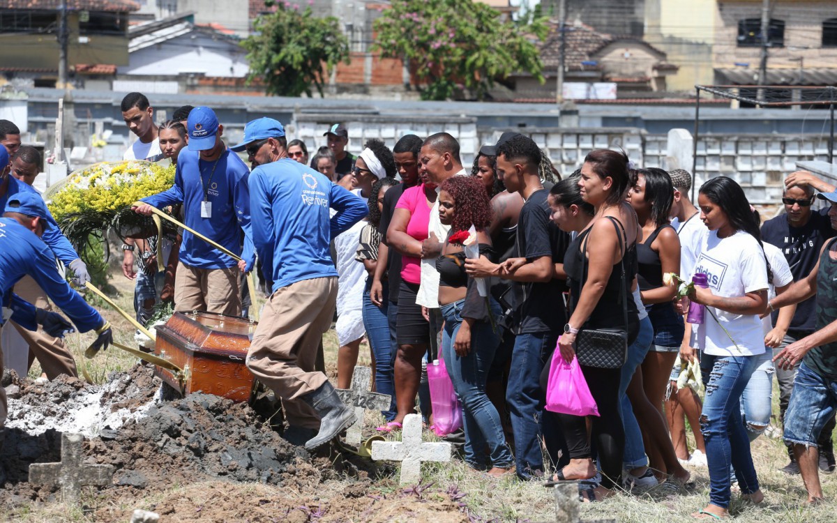O corpo de Viviane Farias foi enterrado no Cemitério do Murundu - Cléber Mendes