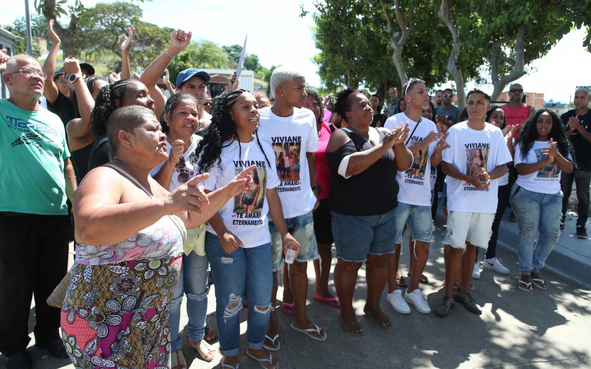 Sepultamento aconteceu no cemit&eacute;rio do Murundu, em Realengo, neste domingo - Cl&eacute;ber Mendes/Ag&ecirc;ncia O Dia