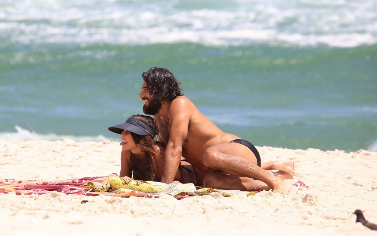 Deborah Secco curte v&eacute;spera de Natal na Praia da Barra da Tijuca, na Zona Oeste do Rio